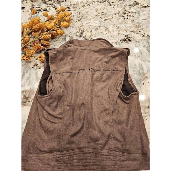 Abercrombie and Fitch suede vest. Perfect festival outfit piece - Picture 5 of 6